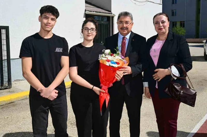 Eskişehir Valisi Dr. Erdinç Yılmaz, h. Ahmet Kanatlı Anadolu Lisesini Ziyaret ederek sınıflarda öğrencilerle buluştu.