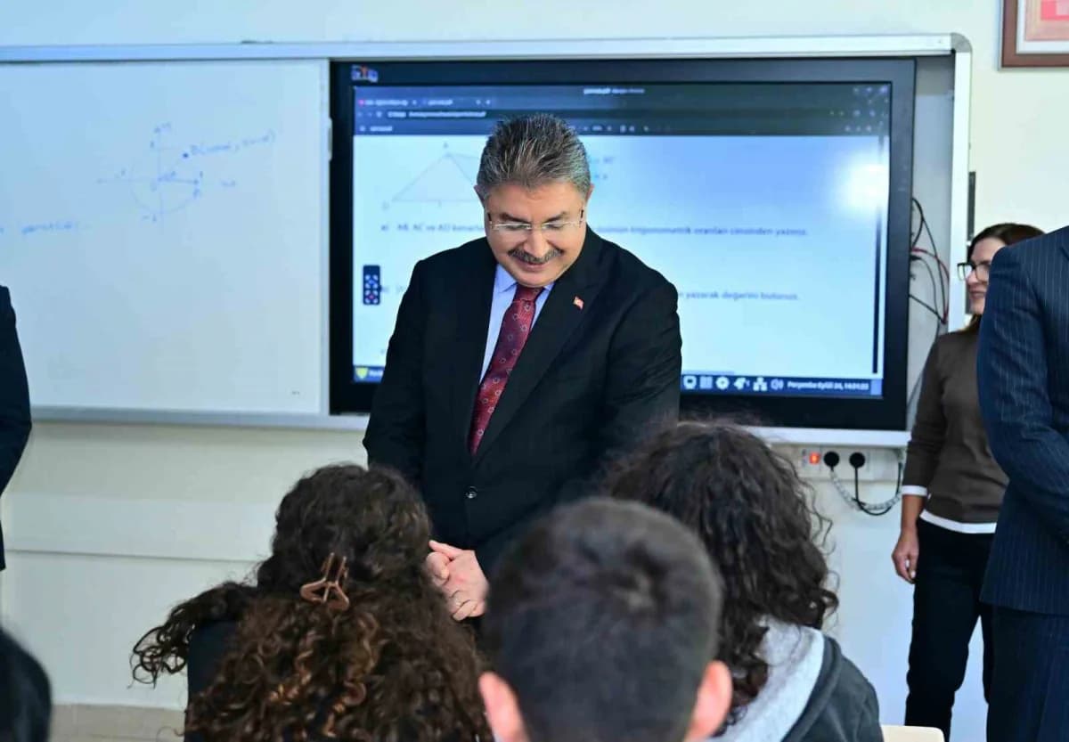 Eskişehir Valisi Dr. Erdinç Yılmaz, h. Ahmet Kanatlı Anadolu Lisesini Ziyaret ederek sınıflarda öğrencilerle buluştu.