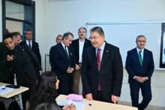 Eskişehir Valisi Dr. Erdinç Yılmaz H. Ahmet Kanatlı Anadolu Lisesinde öğrencilerle sınıfta sohbet ediyor