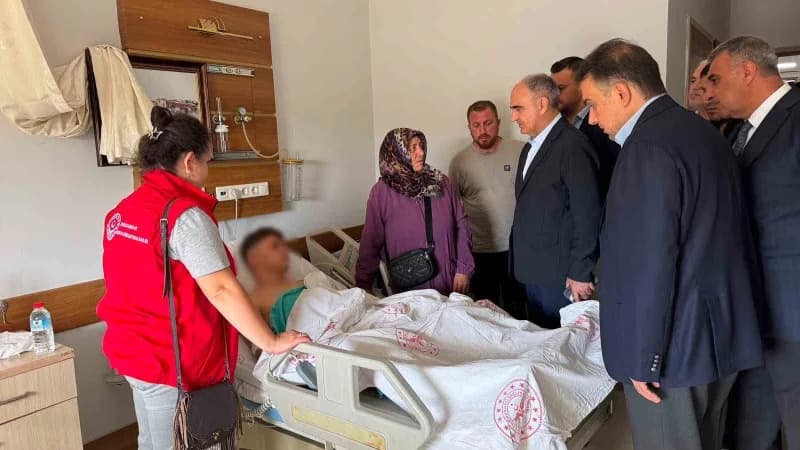 Manisa Valisi Vahdettin Özkan, Turgutlu Devlet Hastanesi’nde yaralı öğrencileri ziyaret ederken