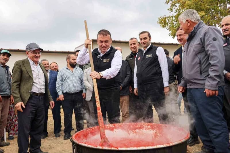Bilecik Valisi Faik Oktay Sözer Oğulpaşa Köyü’nde salça kazanı başında