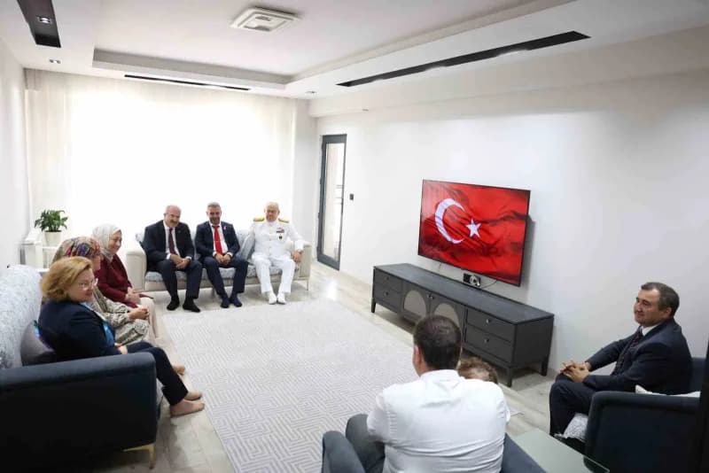 Çanakkale Valisi Doç. Dr. Ömer Toraman ve beraberindekiler 19 Eylül Gaziler Günü’nde Gazi ziyareti gerçekleştirdi.