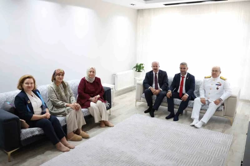 Çanakkale Valisi Doç. Dr. Ömer Toraman ve beraberindekiler 19 Eylül Gaziler Günü’nde Gazi ziyareti gerçekleştirdi.