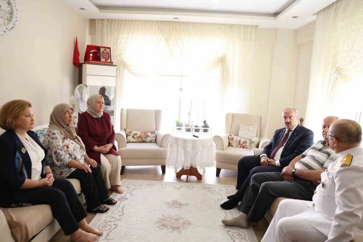 Çanakkale Valisi Doç. Dr. Ömer Toraman ve beraberindekiler 19 Eylül Gaziler Günü’nde gazi ziyaretinde bulunuyor