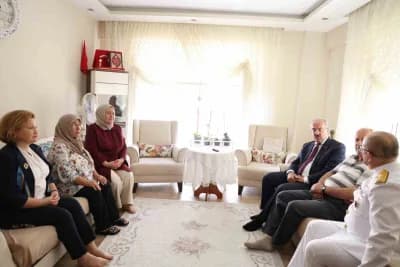 Çanakkale Valisi Doç. Dr. Ömer Toraman ve beraberindekiler 19 Eylül Gaziler Günü’nde gazi ziyaretinde bulunuyor