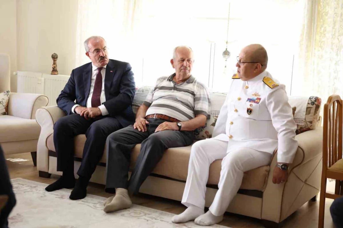 Çanakkale Valisi Doç. Dr. Ömer Toraman ve beraberindekiler 19 Eylül Gaziler Günü’nde Gazi ziyareti gerçekleştirdi.