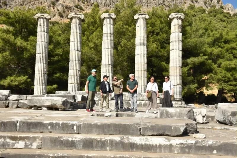 Aydın Valisi Dr. Osman Varol, Priene ve Milet Antik kentlerinde sürdürülen çalışmaları yerinde inceleyerek tarihî ve kül