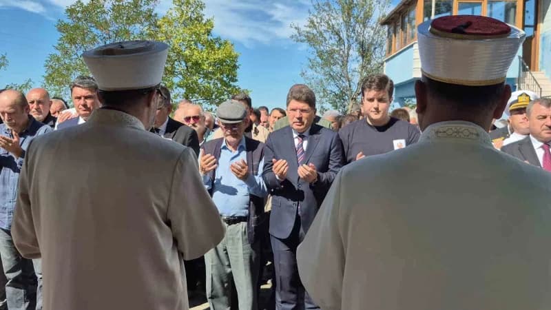 Bartın'ın Amasra ilçesine bağlı Çakrazboz Köyü Kuyupınar Mahallesi'ndeki babaocağında okunan Kur'an-ı Kerim okunarak, he