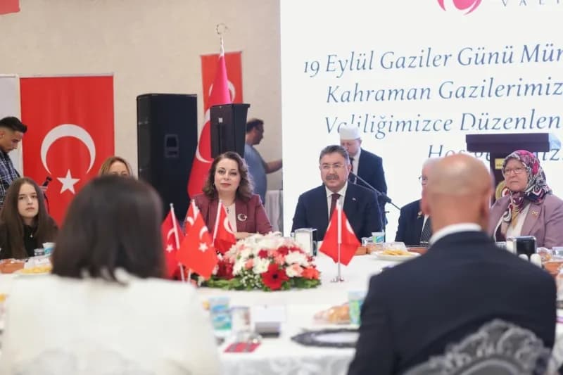 Eskişehir Valisi Dr. Erdinç Yılmaz ve eşi Doç. Dr. Şenay Yılmaz, 19 Eylül Gaziler Günü dolayısıyla kahraman Gaziler ve a