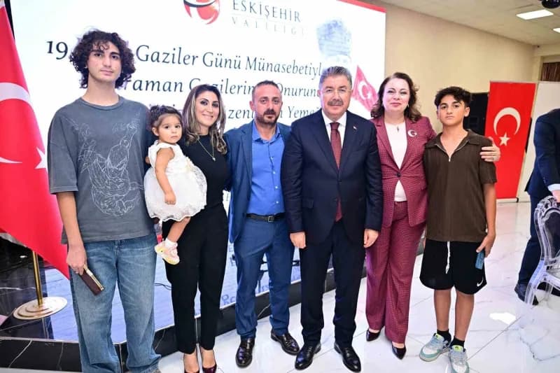 Eskişehir Valisi Dr. Erdinç Yılmaz ve eşi Doç. Dr. Şenay Yılmaz, 19 Eylül Gaziler Günü dolayısıyla kahraman Gaziler ve a