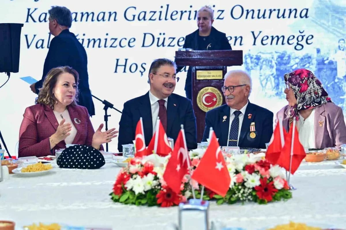 Eskişehir Valisi Dr. Erdinç Yılmaz ve eşi Doç. Dr. Şenay Yılmaz, 19 Eylül Gaziler Günü dolayısıyla kahraman Gaziler ve a