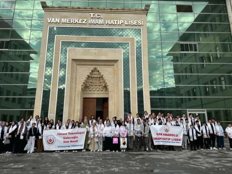 Van Anadolu İmam Hatip Lisesi öğrencileri ve öğretmenleri Güneydoğu TEKNOFEST alanında yerli teknoloji projelerini incel