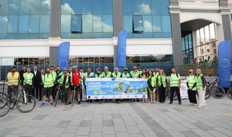 Van AB Bilgi Merkezi tarafından düzenlenen Avrupa Hareketlilik Haftası bisiklet turunda katılımcılar pedal çeviriyor