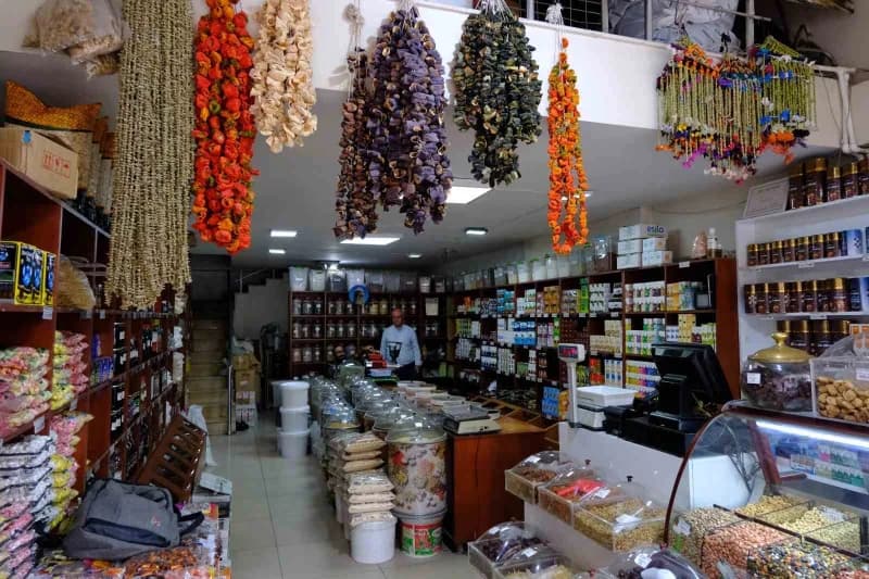 Van’da aktarda satılan kuşburnu, ıhlamur, zencefil ve adaçayı gibi bitkisel ürünler