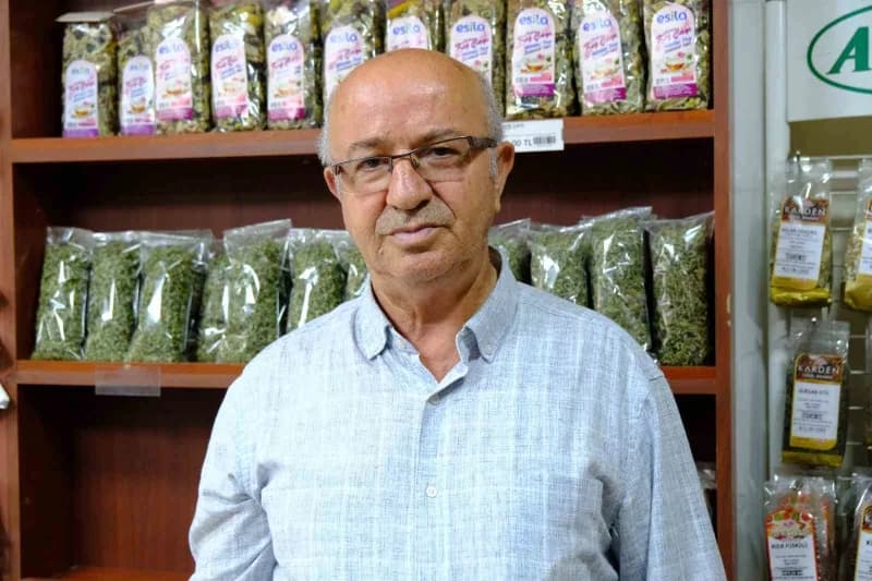 İHA muhabirine konuşan aktar Abdulgani Kaya, mevsim geçişiyle birlikte vatandaşların bitkisel ürünlere talebinin arttığı