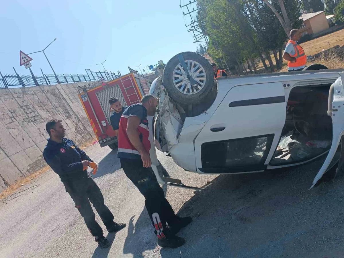 Erciş ilçesinde istinat duvarından düşen otomobilin sürücüsü yaralandı.