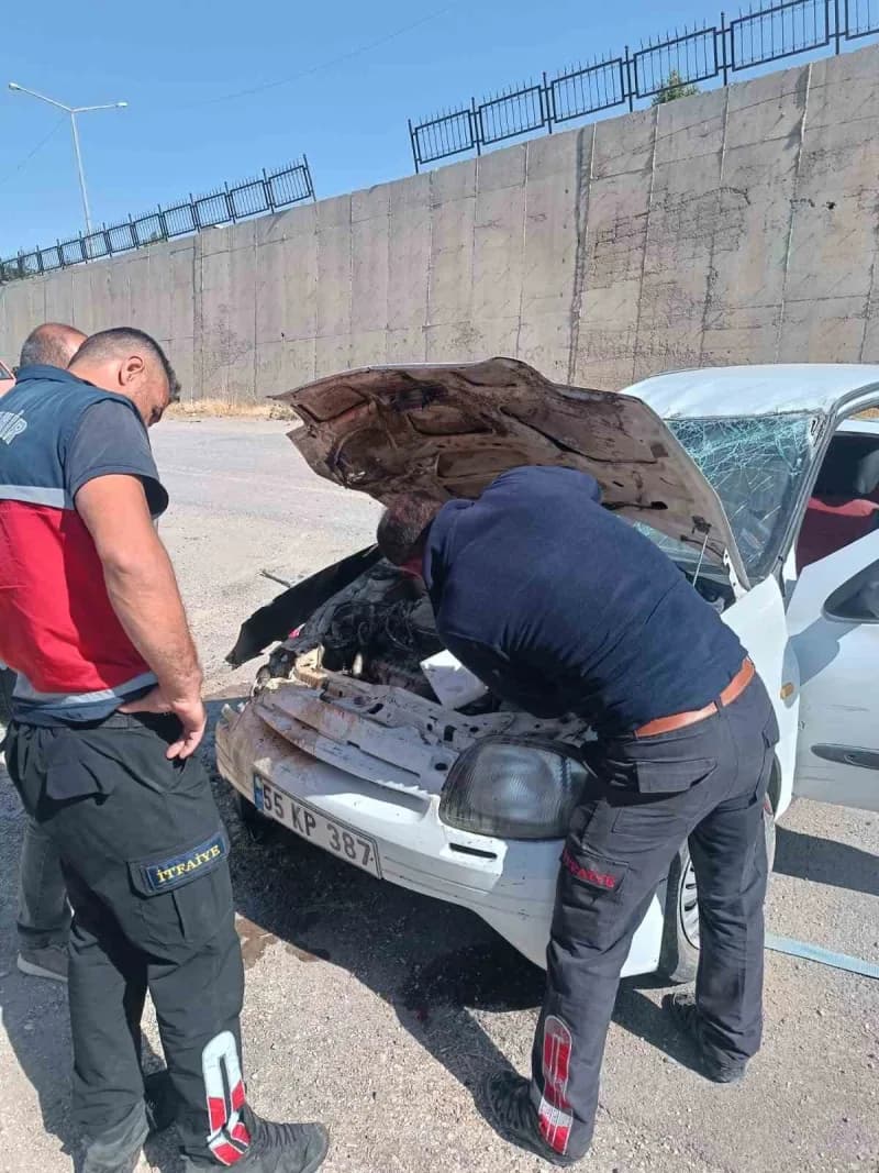 Erciş ilçesinde istinat duvarından düşen otomobilin sürücüsü yaralandı.