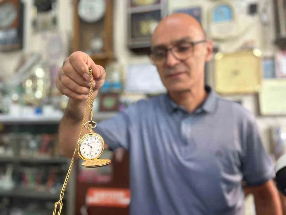 Van’da saat tamircisi Mehmet İnsel küçük atölyesinde eski saatlerin bakımını yapıyor