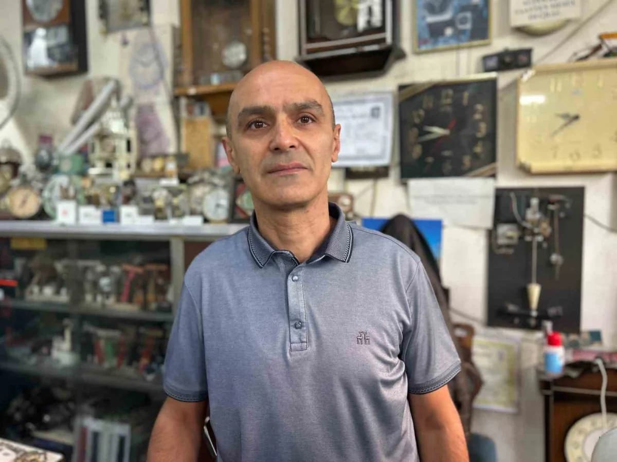İHA muhabirine konuşan saatçi Mehmet İnsel, babadan kalma mesleğini çocukluğundan bu yana sürdürdüğünü belirtti.