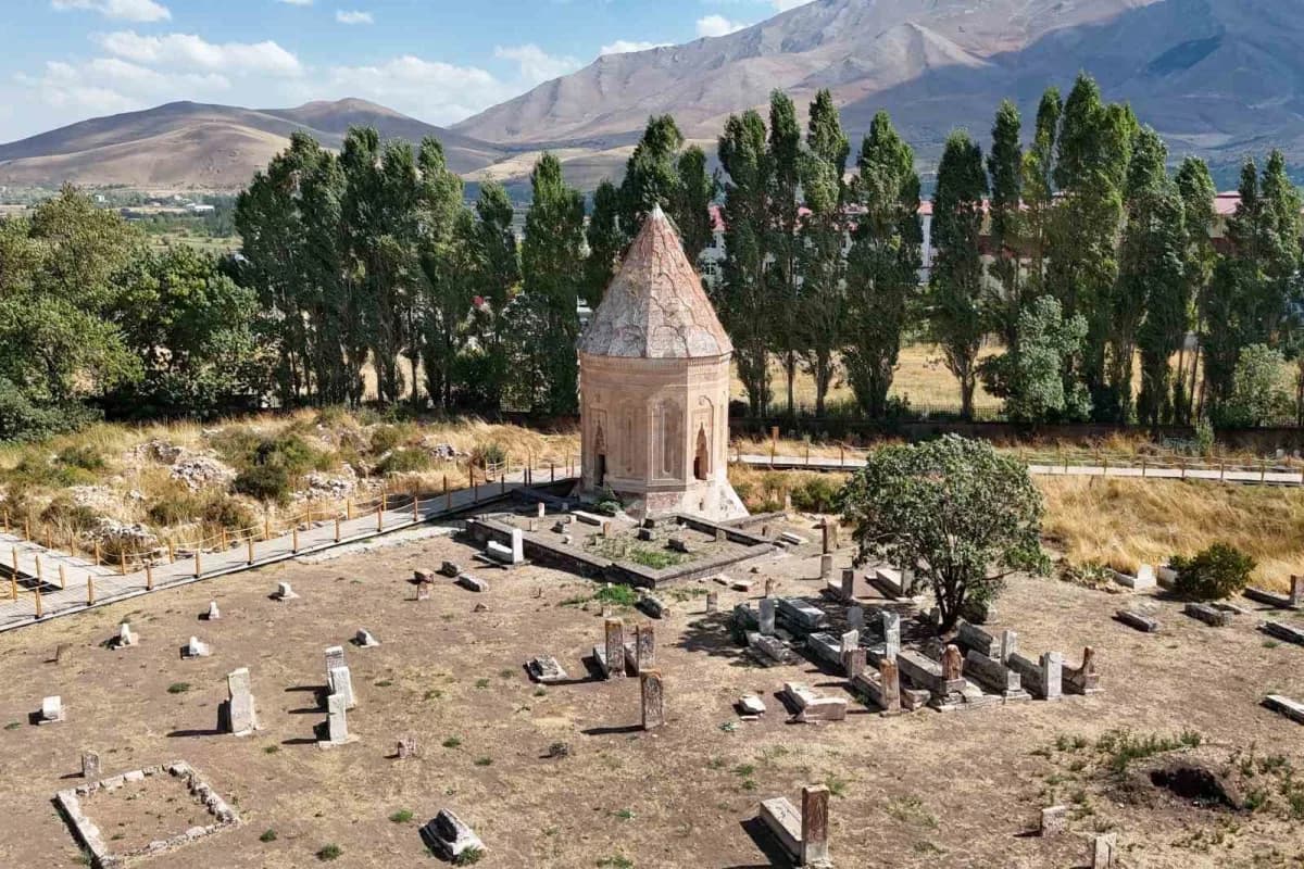 Van Gevaş'ta tarihi Selçuklu Mezarlığı ve Halime Hatun Kümbeti'nde devam eden restorasyon çalışmaları
