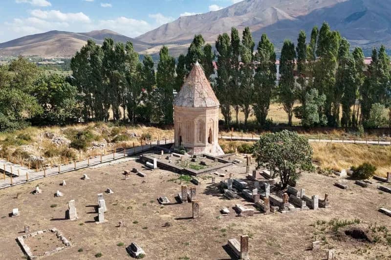 Van Gevaş'ta tarihi Selçuklu Mezarlığı ve Halime Hatun Kümbeti'nde devam eden restorasyon çalışmaları