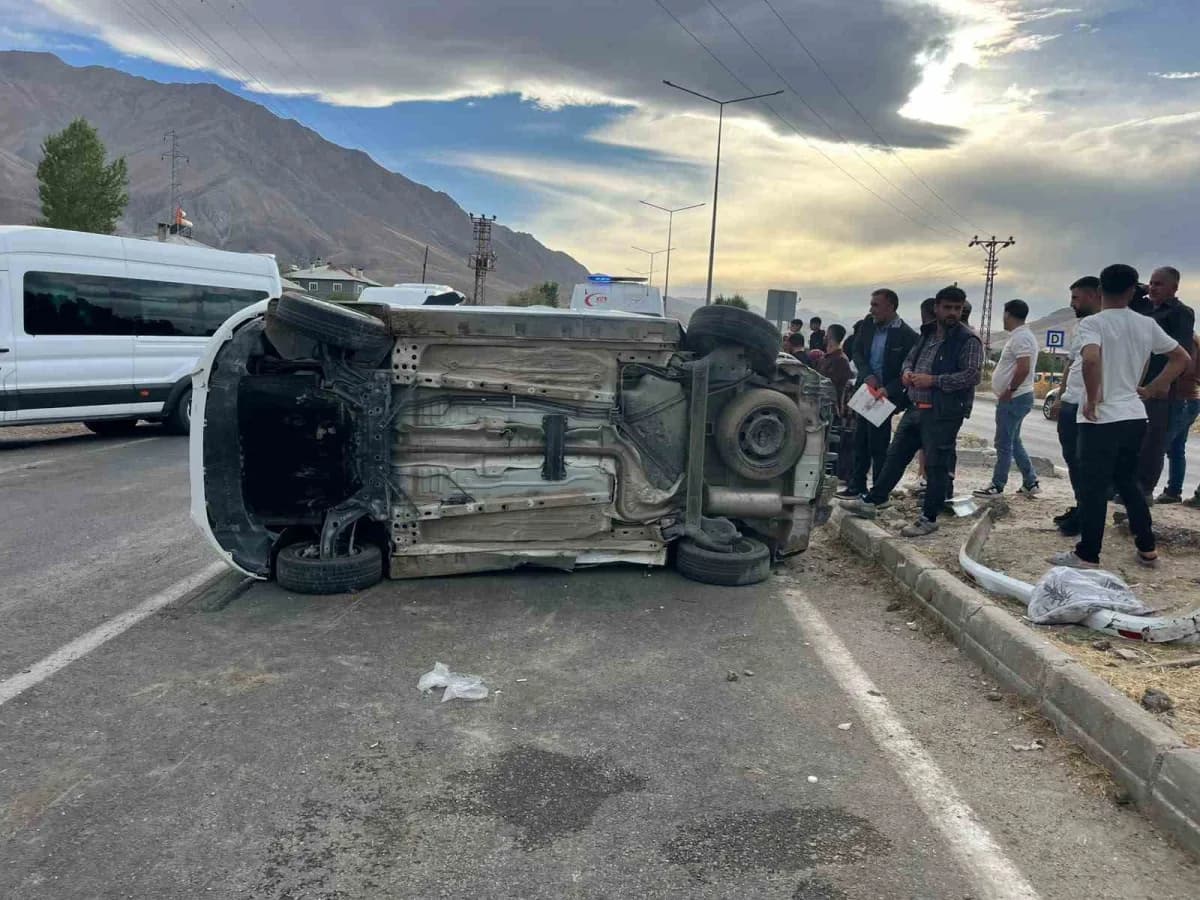 Van Gevaş yolunda hafif ticari kamyonet ile kamyonetin çarpışması sonucu meydana gelen trafik kazası