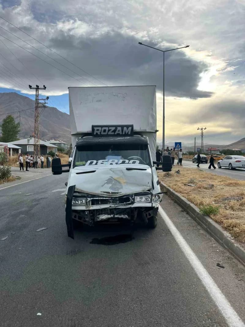 Van’ın Gevaş ilçesinde hafif ticari kamyonet ile kamyonetin çarpışması sonucu meydana gelen trafik kazasında 3 kişi yara