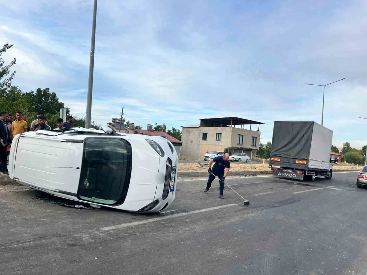 Van’ın Gevaş ilçesinde hafif ticari kamyonet ile kamyonetin çarpışması sonucu meydana gelen trafik kazasında 3 kişi yara
