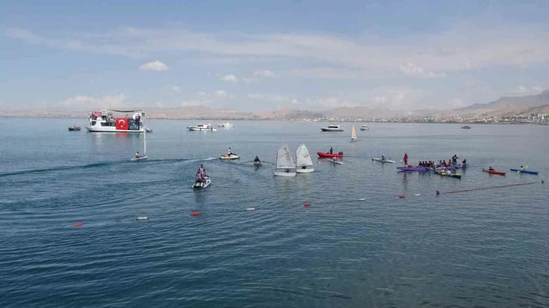 Van’da bu yıl ikincisi düzenlenen GölFest, gençleri kültür, sanat ve spor etkinliklerinde buluştururken, Van Gölü sahili