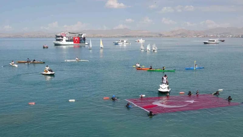 Van’da bu yıl ikincisi düzenlenen GölFest, gençleri kültür, sanat ve spor etkinliklerinde buluştururken, Van Gölü sahili