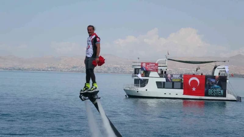 Van’da bu yıl ikincisi düzenlenen GölFest, gençleri kültür, sanat ve spor etkinliklerinde buluştururken, Van Gölü sahili