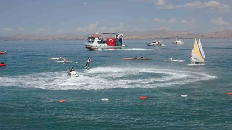 Van’da bu yıl ikincisi düzenlenen GölFest, gençleri kültür, sanat ve spor etkinliklerinde buluştururken, Van Gölü sahili
