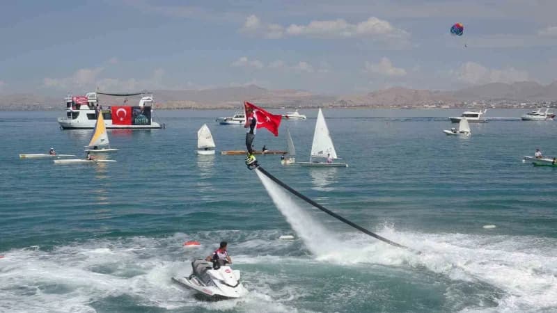 Van’da bu yıl ikincisi düzenlenen GölFest, gençleri kültür, sanat ve spor etkinliklerinde buluştururken, Van Gölü sahili