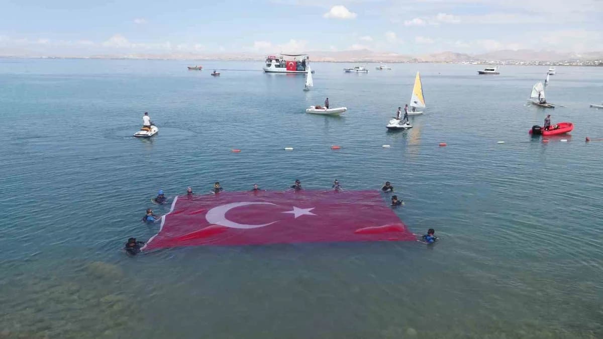 Van’da bu yıl ikincisi düzenlenen GölFest, gençleri kültür, sanat ve spor etkinliklerinde buluştururken, Van Gölü sahili