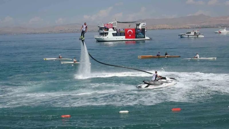 Van’da bu yıl ikincisi düzenlenen GölFest, gençleri kültür, sanat ve spor etkinliklerinde buluştururken, Van Gölü sahili