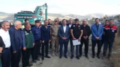 Bitlis Tatvan sahilinde Van Gölü dip çamuru temizliği çalışmaları sırasında iş makineleri ve yetkililer