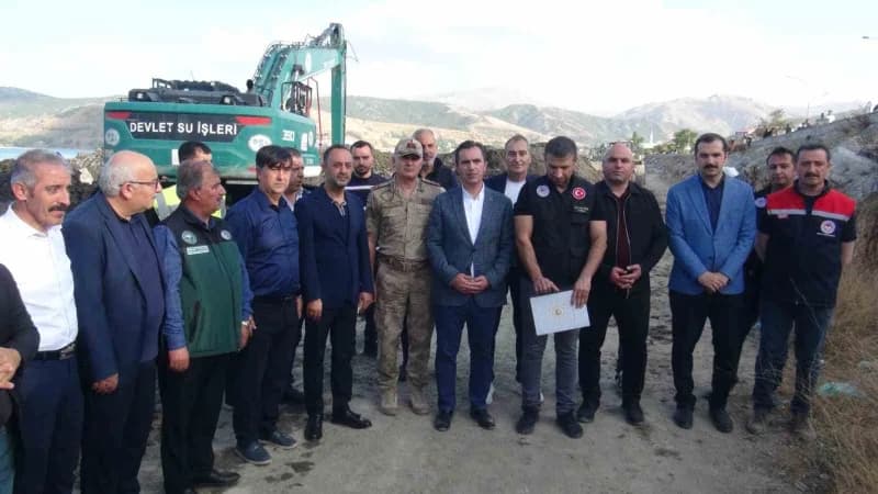 Bitlis Tatvan sahilinde Van Gölü dip çamuru temizliği çalışmaları sırasında iş makineleri ve yetkililer
