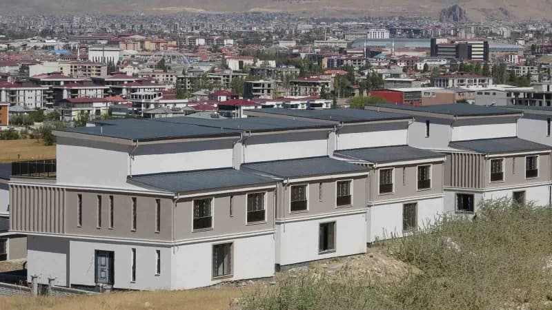 Van Emlakçılar ve Bilirkişiler Derneği Başkanı Orhan Özdek, Van Gölü'nün doğal güzelliğinin ve siluetinin korunması gere