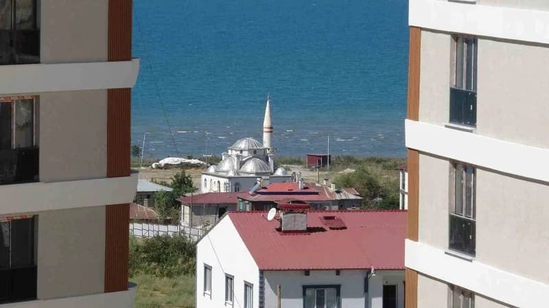 Van Emlakçılar ve Bilirkişiler Derneği Başkanı Orhan Özdek, Van Gölü'nün doğal güzelliğinin ve siluetinin korunması gere