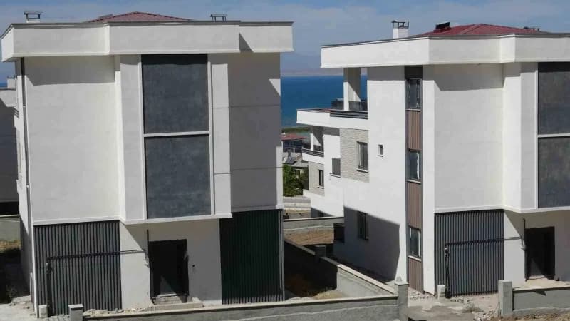 Van Emlakçılar ve Bilirkişiler Derneği Başkanı Orhan Özdek, Van Gölü'nün doğal güzelliğinin ve siluetinin korunması gere