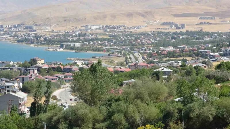 Van Emlakçılar ve Bilirkişiler Derneği Başkanı Orhan Özdek, Van Gölü'nün doğal güzelliğinin ve siluetinin korunması gere
