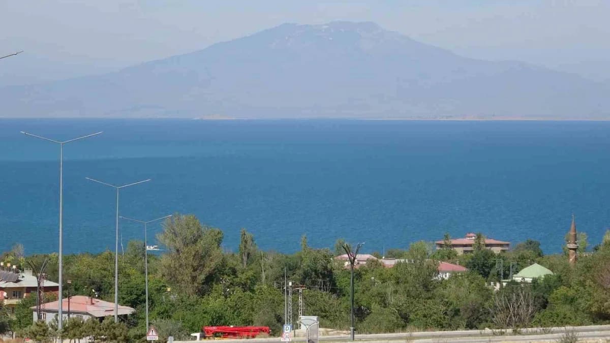 Van Emlakçılar ve Bilirkişiler Derneği Başkanı Orhan Özdek, Van Gölü'nün doğal güzelliğinin ve siluetinin korunması gere