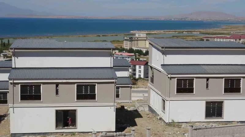 Van Emlakçılar ve Bilirkişiler Derneği Başkanı Orhan Özdek, Van Gölü'nün doğal güzelliğinin ve siluetinin korunması gere