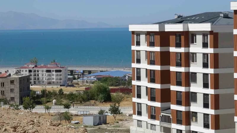 Van Emlakçılar ve Bilirkişiler Derneği Başkanı Orhan Özdek, Van Gölü'nün doğal güzelliğinin ve siluetinin korunması gere
