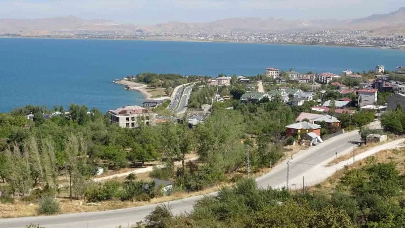 Van Emlakçılar ve Bilirkişiler Derneği Başkanı Orhan Özdek, Van Gölü'nün doğal güzelliğinin ve siluetinin korunması gere