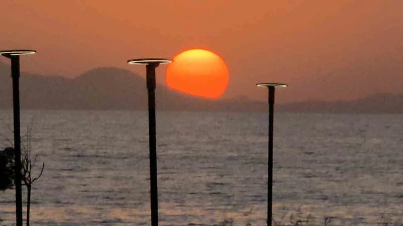 Van'da gün batımının ardından gökyüzü kızıla büründü. Kent semalarında oluşan kızıl tonlar, akşam saatlerinde ortaya kar
