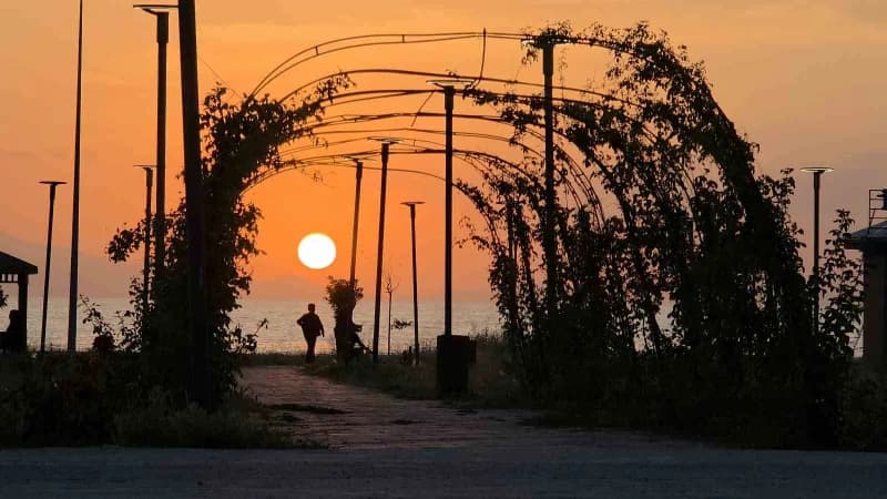 Van'da gün batımının ardından gökyüzü kızıla büründü. Kent semalarında oluşan kızıl tonlar, akşam saatlerinde ortaya kar