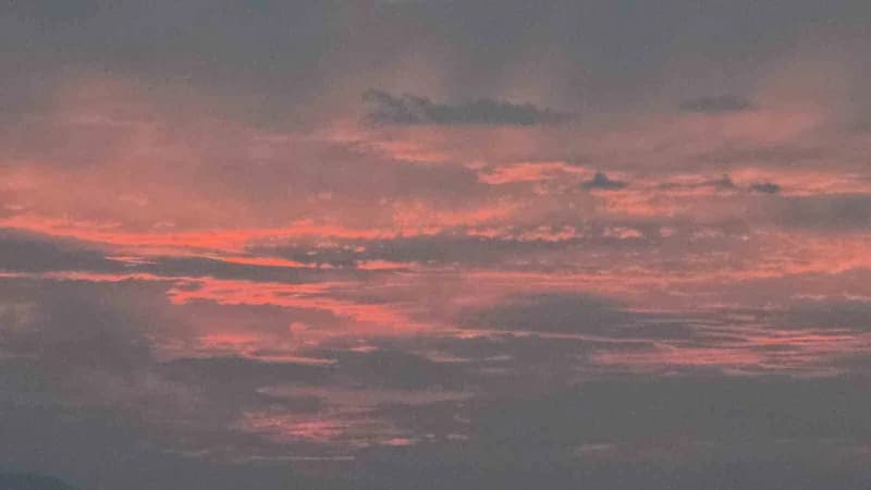 Van'da gün batımının ardından gökyüzü kızıla büründü. Kent semalarında oluşan kızıl tonlar, akşam saatlerinde ortaya kar