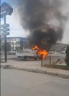 Van İpekyolu Caddesi'nde alev alan kamyonetin itfaiye ekipleri tarafından söndürülmesi