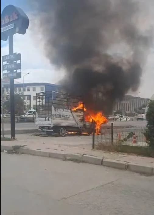 Van İpekyolu Caddesi'nde alev alan kamyonetin itfaiye ekipleri tarafından söndürülmesi